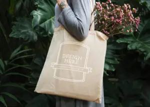 What to Put in Trade Show Tote Bags to Attract More Visitors